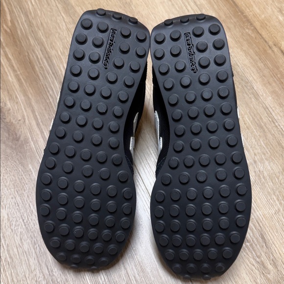 New Balance 410 Retro Black and White Light Weight Sneakers EUC - Picture 4 of 16